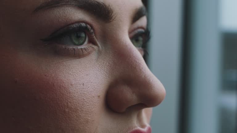 mirada hacia ventana