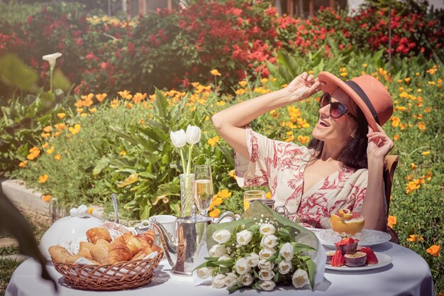 mujer desayunando mujer desayunando