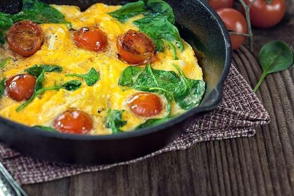 omelete espinacas Receta Keto: Omelette de espinacas, queso feta y tomates cherry
